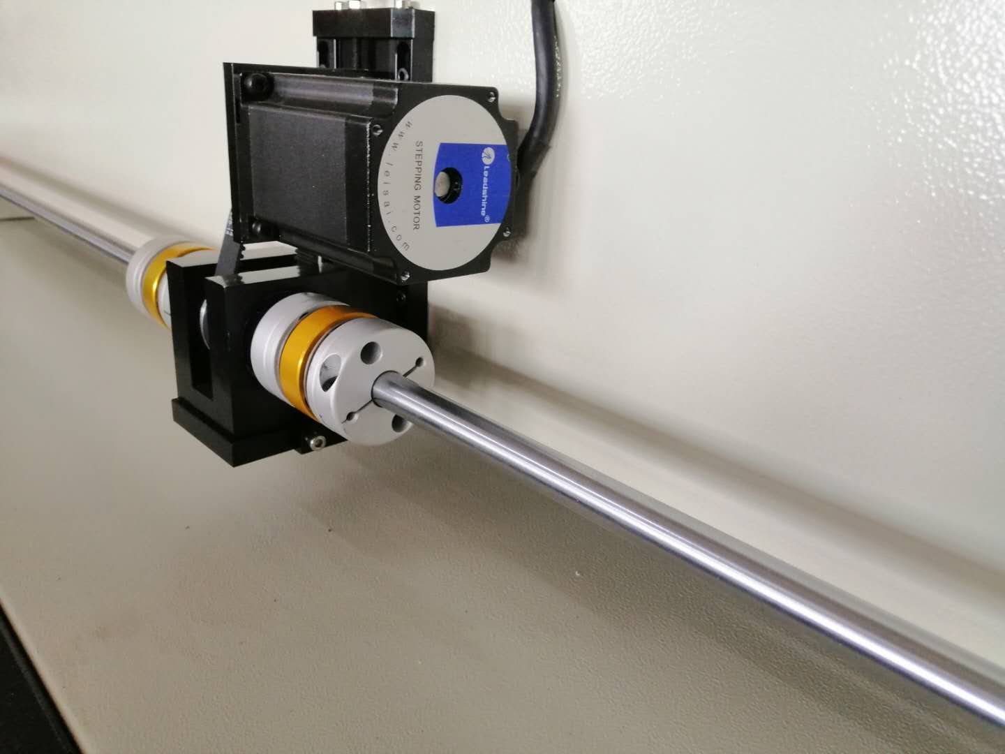 伺服與步進(jìn)之間哪種電機(jī)適合激光切割機(jī)？