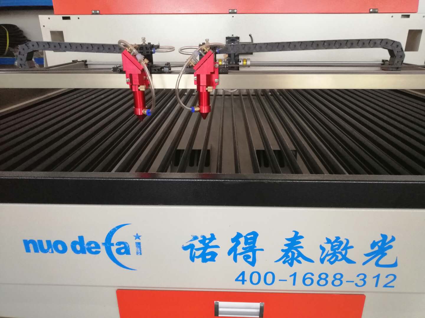 在包裝印刷行業(yè)為什么自動抓拍激光切割機比較流行？