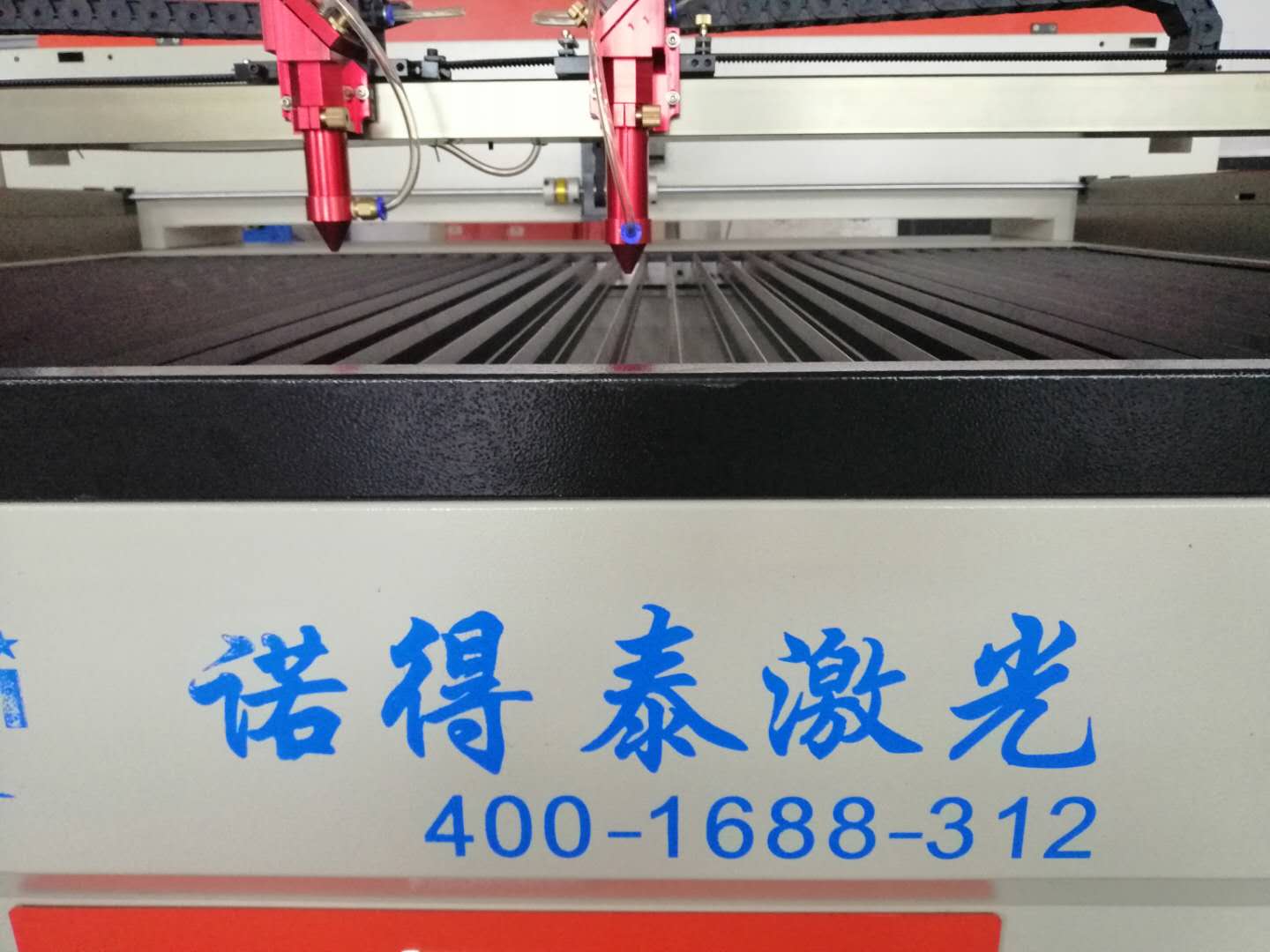 皮革還是應用這款集切割雕刻為一體激光機加工！