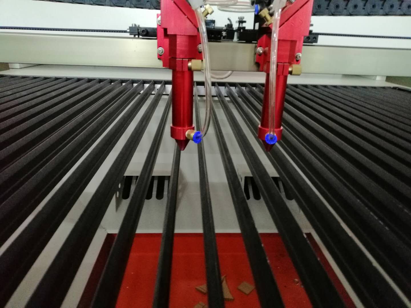 小型非金屬激光切割機(jī)設(shè)備廠家明天在哪里？