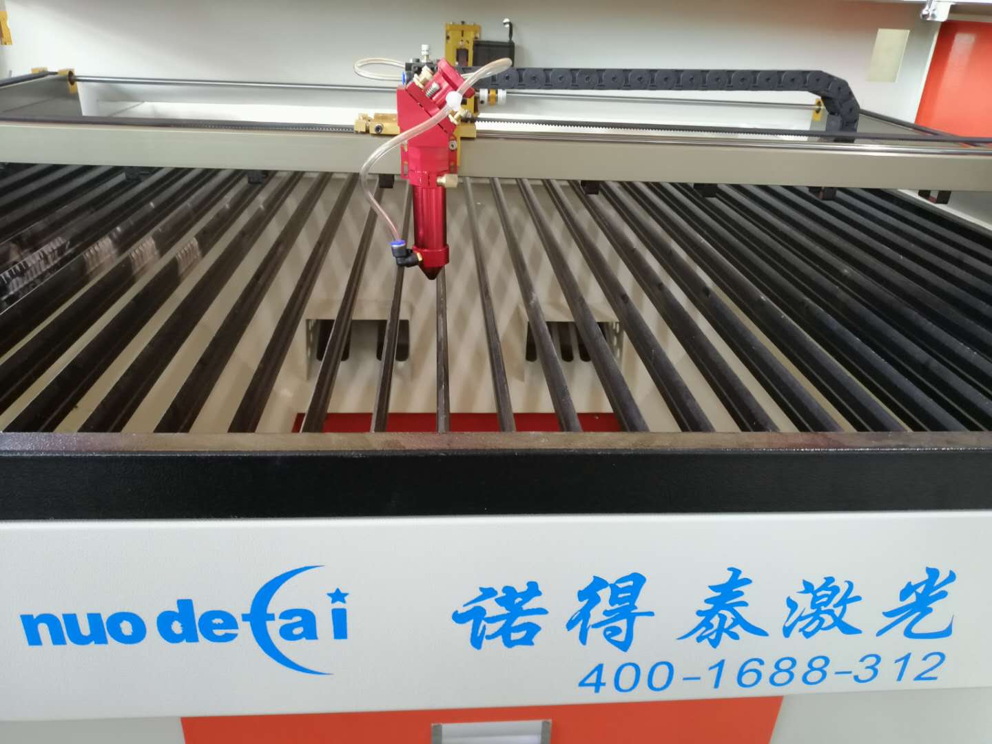 簡介有關(guān)于小型激光切割機廠家價格！