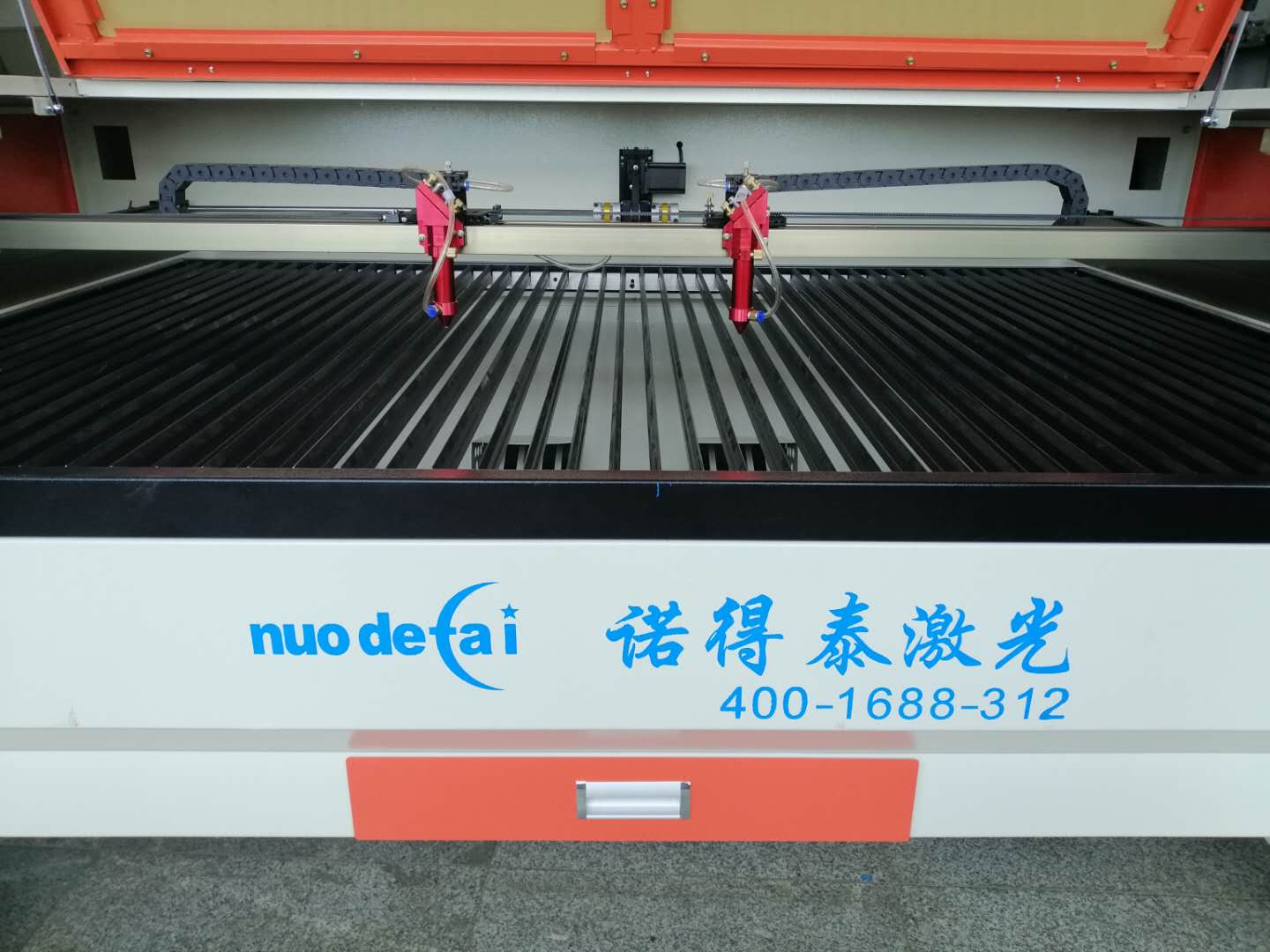 經(jīng)過長(zhǎng)期發(fā)展，現(xiàn)在的小型非金屬激光切割機(jī)價(jià)格一直保持穩(wěn)定勢(shì)態(tài)