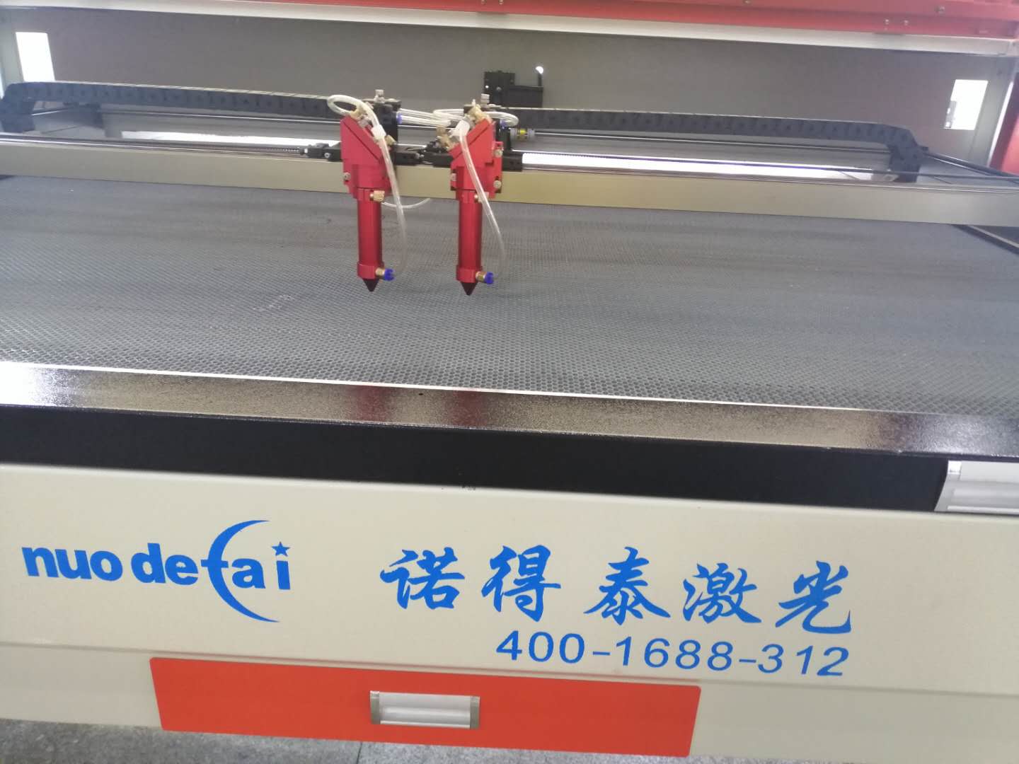 窗簾布料裁剪何不使用激光切割機加工試試？